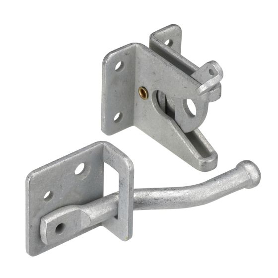 Self-adjusting gate latch